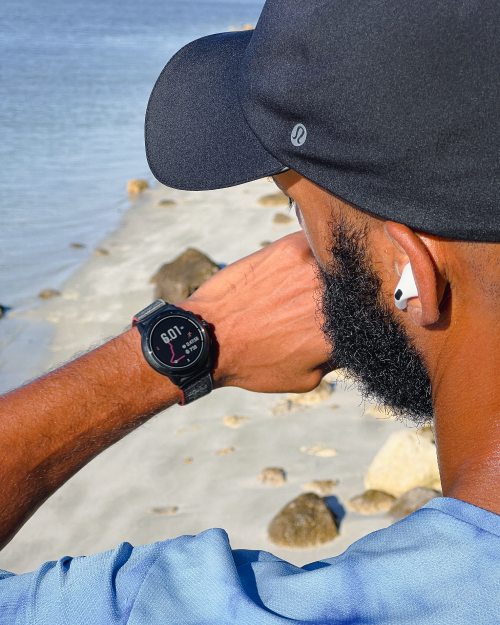 COROS 스포츠워치의 운동 기록과 지도 기능을 보여주는 사용 장면