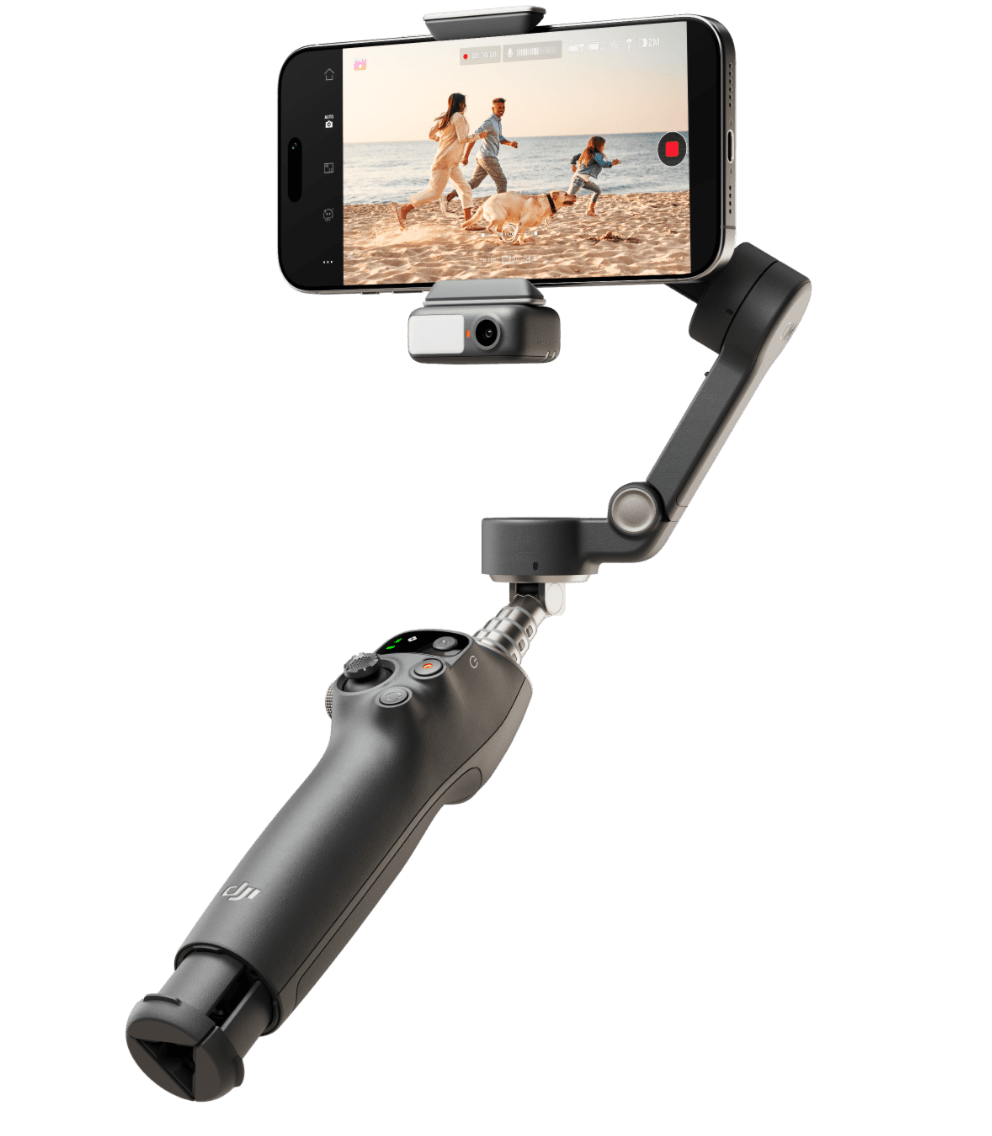 DJI Osmo Mobile 7에 스마트폰을 장착해 이동 촬영하는 모습