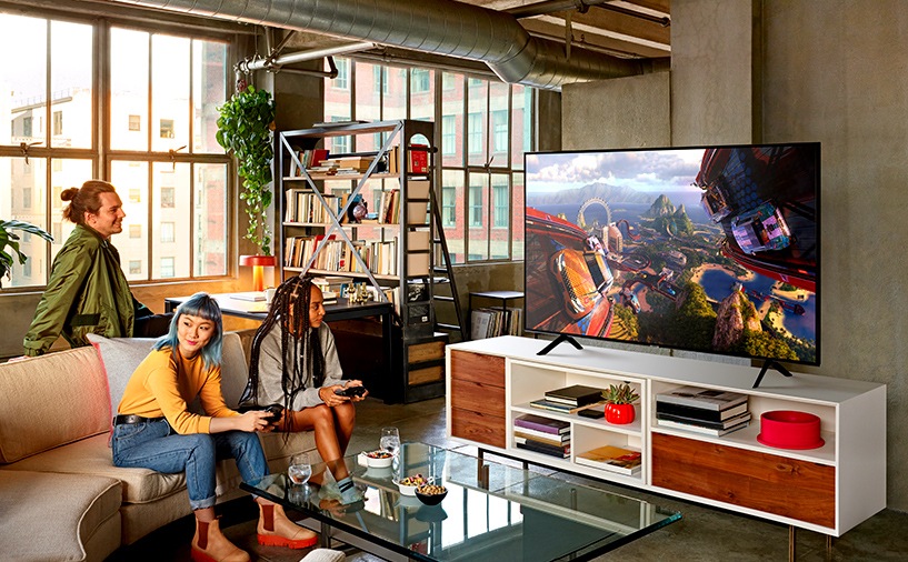 거실에 설치된 삼성 QLED AI 4K TV 163cm(65인치) 정면 이미지